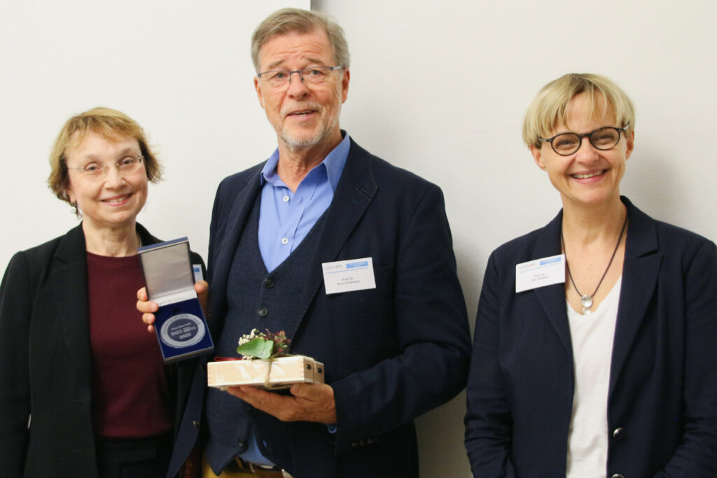 Prof. Dr. Barbara Schneider, Prof. Dr. Arno Drinkmann und Prof. Dr. med. Ute Lewitzka bei der Verleihung des Hans-Rost-Preises im Rahmen der DGS-Herbsttagung in Bayreuth im Jahr 2025