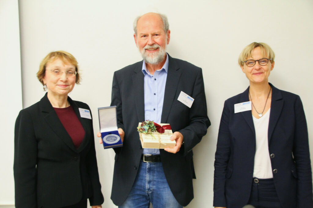 Prof. Dr. Barbara Schneider, Dr. Uwe Sperling und Prof. Dr. med. Ute Lewitzka bei der Verleihung des Hans-Rost-Preises im Rahmen der DGS-Herbsttagung in Bayreuth im Jahr 2025
