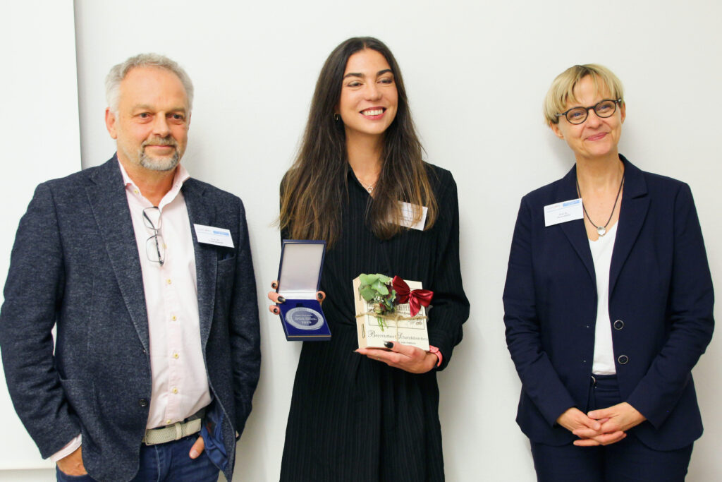 Prof. Dr. Barbara Schneider, Kim Hertinger und Prof. Dr. med. Ute Lewitzka bei der Verleihung des Hans-Rost-Preises im Rahmen der DGS-Herbsttagung in Bayreuth im Jahr 2025