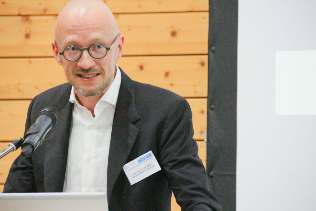 Univ.-Prof. Dr. Dr. MMSc. Thomas Niederkrotenthaler bei DGS-Herbsttagung in Bayreuth im Jahr 2025