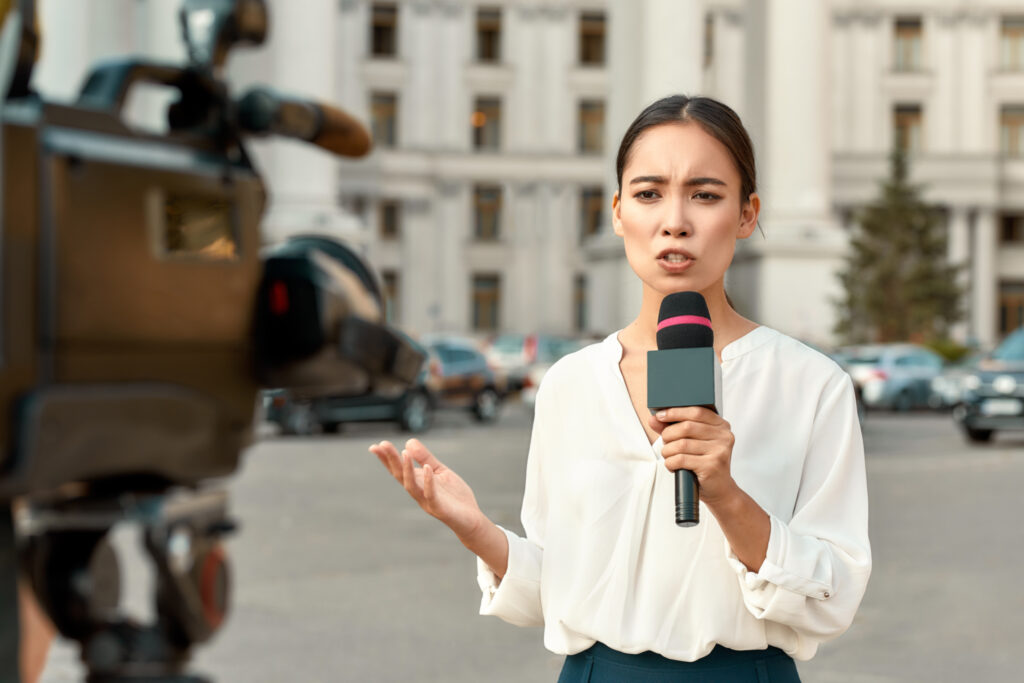 Das Bild zeigt eine Reporterin bei ihrer Arbeit für das Fernsehen.