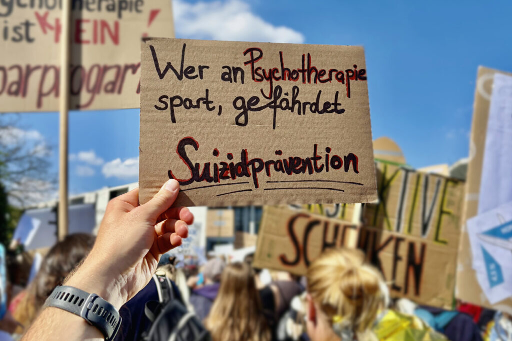 Das Bild zeigt die Demonstration zu den Honorarkürzungen in der Psychotherapie vom 15.04.2026 in Berlin