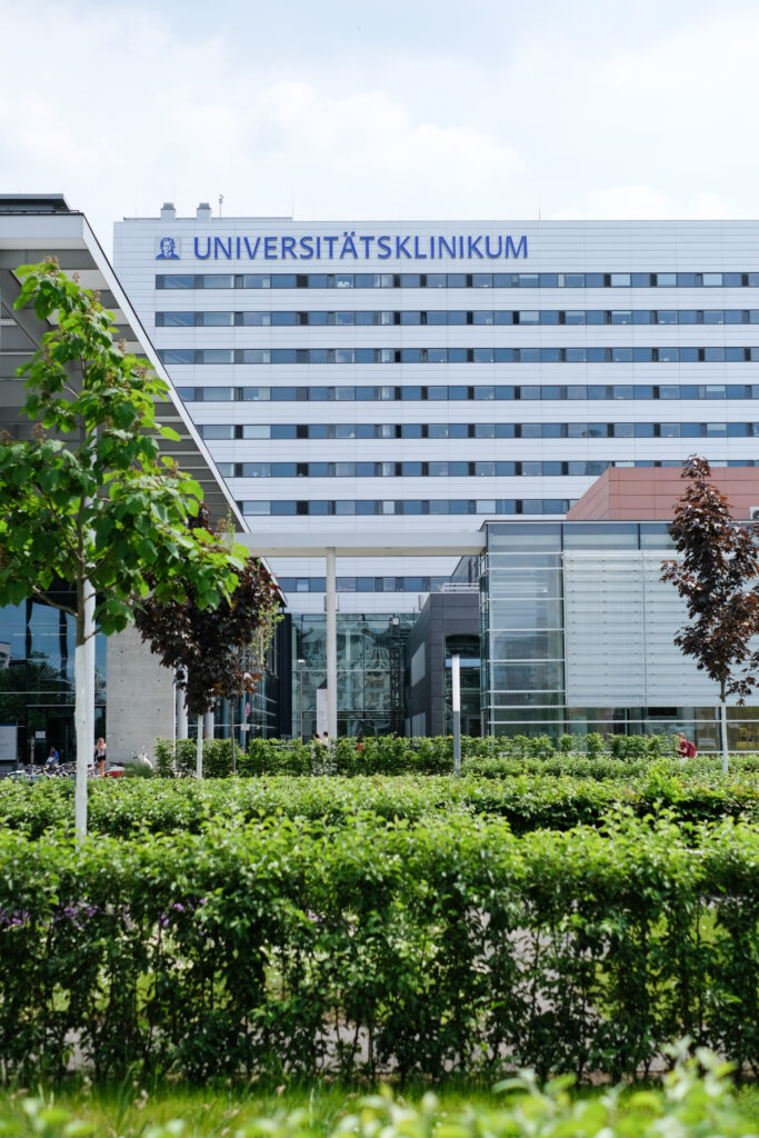 Das Bild zeigt das Universitätsklinikum in Frankfurt am Main